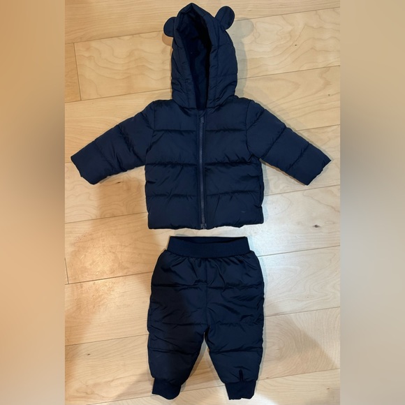 Old navy two piece snow suit, size 6-12 months - Picture 5 of 5